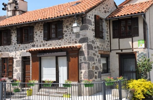 Jussac Cottage | Charming 3BR Home with Terrace, Fireplace & Modern Amenities in Jussac