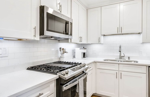 Buford Highway House | Charming 3BR Retreat: Live Like a Local in Chamblee!