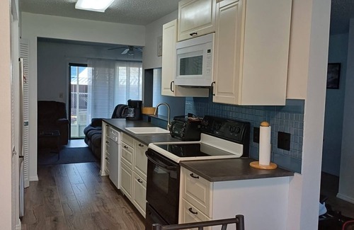 Fox Chase House | Charming 3BR Townhouse in Palm Harbor