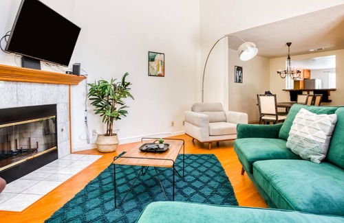 Carmine - Parkmont House | Charming 3BR Townhouse in San Jose