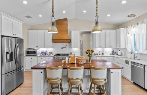 Inverness House | Charming 3BR Waterfront Home - Perfect for Airboat and Fishing Enthusiasts- Close to Disney