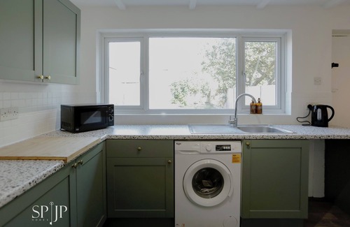 Elm Park House | Charming 4-Bed House in Hornchurch, free parking