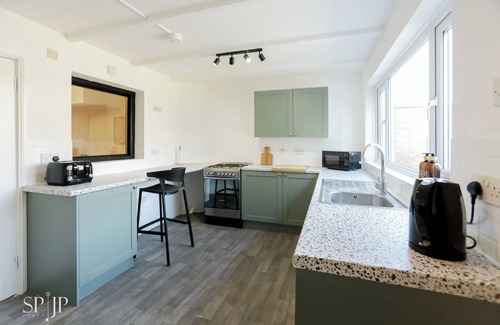 Elm Park House | Charming 4-Bed House in Hornchurch, free parking