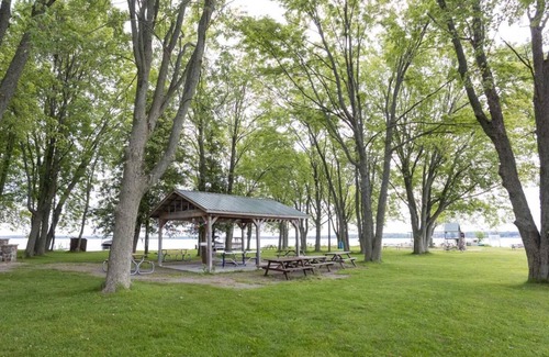 Bobcaygeon Cottage | Charming 4-bedroom cottage in Kawartha Lakes with WiFi, AC