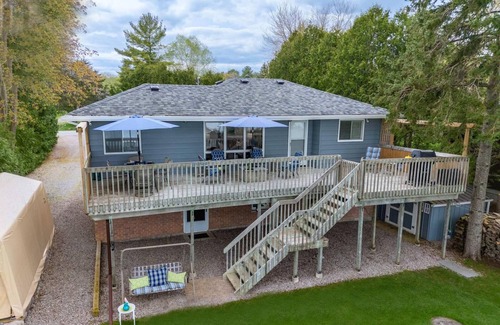 Bobcaygeon Cottage | Charming 4-bedroom cottage in Kawartha Lakes with WiFi, AC