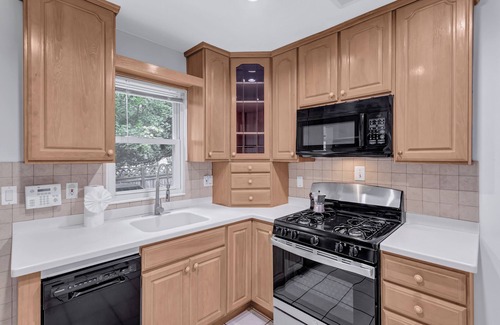 Downtown House | Charming 4-bedroom house in downtown Silver Spring with AC, WiFi