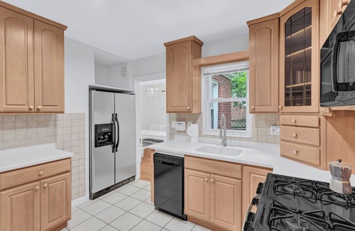 Downtown House | Charming 4-bedroom house in downtown Silver Spring with AC, WiFi