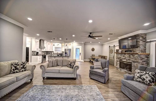 Negreet House | Charming 4-bedroom, 3 Bath Lake House on Toledo Bend Lake