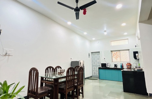 Nashik House | Charming 4-bedroom bungalow with WiFi and AC in delightful Nashik