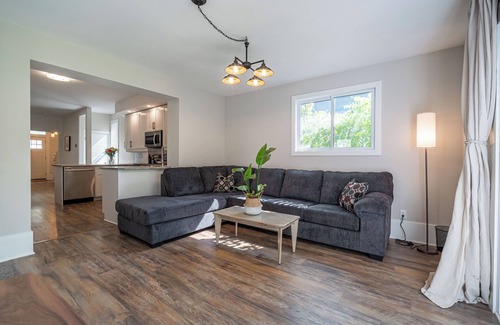 Peterborough House | Charming 4-bedroom house with AC and WiFi in welcoming Peterborough
