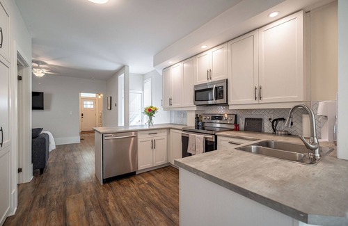 Peterborough House | Charming 4-bedroom house with AC and WiFi in welcoming Peterborough