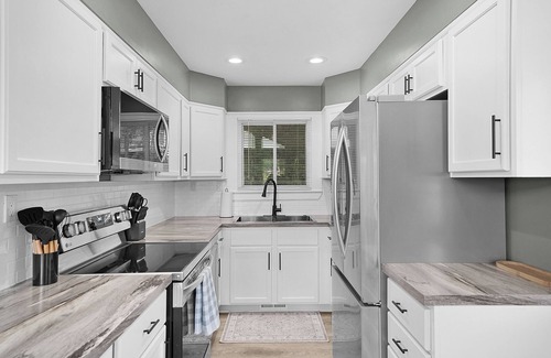 Smyrna Cottage | Charming 4-bedroom cottage in enchanting Sand Lake with WiFi, AC