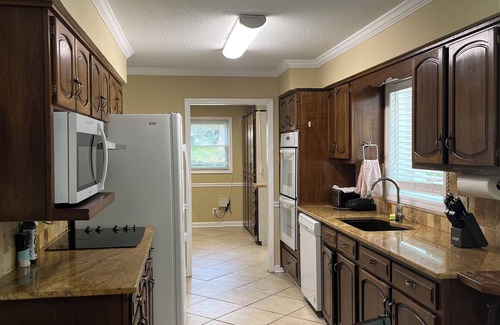Dalton House | Charming 4-bedroom Duplex with AC and WiFi in Dalton