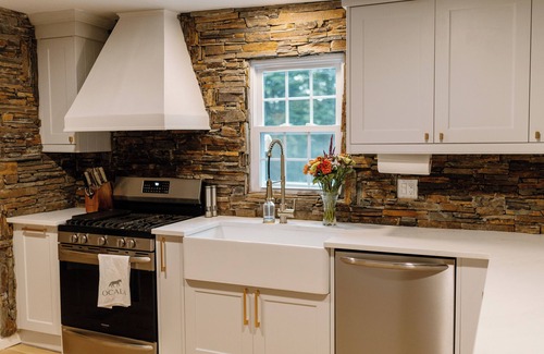 Shelton Other | Charming 4-bedroom farmhouse in Huntington Center, Shelton Connecticut.