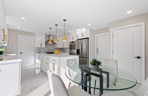 Oak Brook House | Charming 4-bedroom house with WiFi, AC in upscale Oak Brook,near Oak brook mall