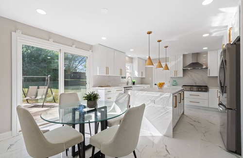 Oak Brook House | Charming 4-bedroom house with WiFi, AC in upscale Oak Brook,near Oak brook mall
