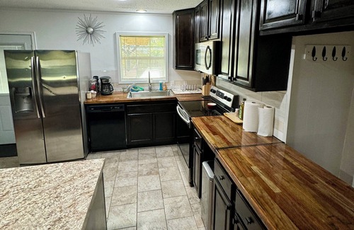 Texarkana House | Charming 4-bedroom house with AC and WiFi in peaceful Texarkana
