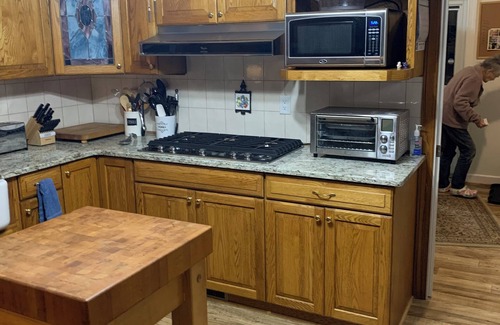Montross House | Charming 4-bedroom home with WiFi, AC , deck and firepit in delightful Montross