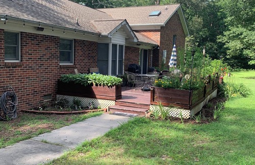 Montross House | Charming 4-bedroom home with WiFi, AC , deck and firepit in delightful Montross