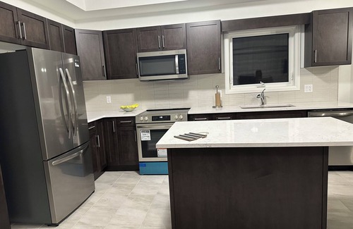 Thorold House | Charming 4-bedroom house with WiFi, AC in amazing Thorold