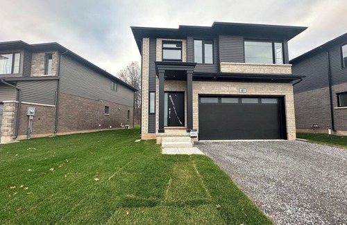 Thorold House | Charming 4-bedroom house with WiFi, AC in amazing Thorold
