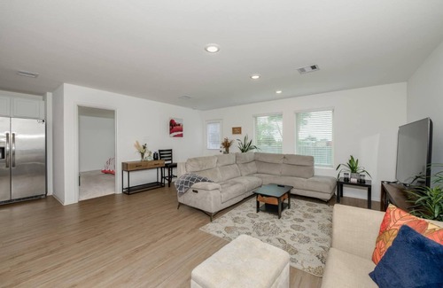 Navasota House | Charming 4-bedroom house with WiFi and AC in welcoming Navasota