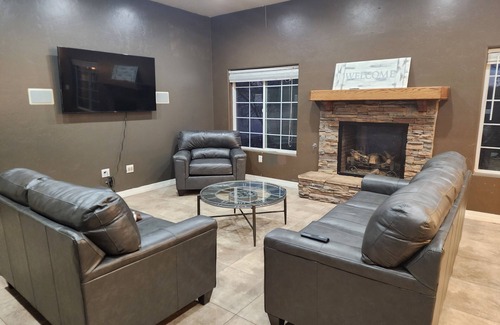 Thatcher House | Charming 4-bedroom house with WiFi and AC in wonderful Thatcher