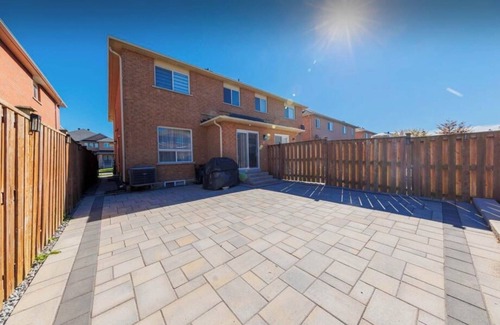 Markham House | Charming 4-bedroom house in brilliant Markham with AC, WiFi