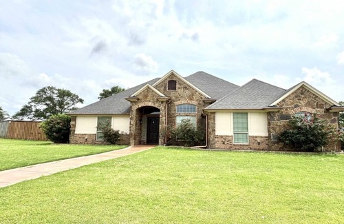 Bullard House | Charming 4-bedroom house, play set for the kids, just minutes from the Lake!!!!!