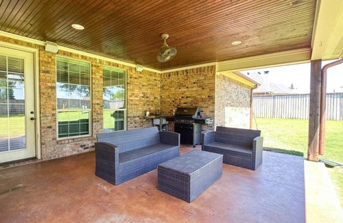 Bullard House | Charming 4-bedroom house, play set for the kids, just minutes from the Lake!!!!!