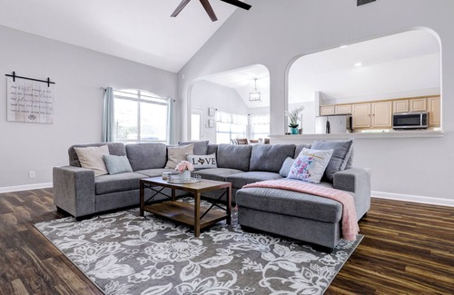Helotes House | Charming 4-bedroom house with a Pool and Spa