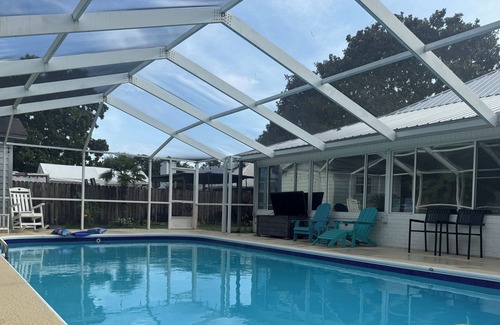 Navarre House | Charming 4-bedroom house in Navarre Fl saltwater enclosed heated pool sleeps 12