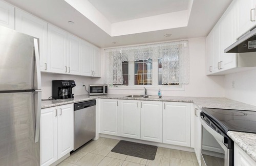 Durham Region House | Charming 4-bedroom house with Central air and WiFi in Oshawa