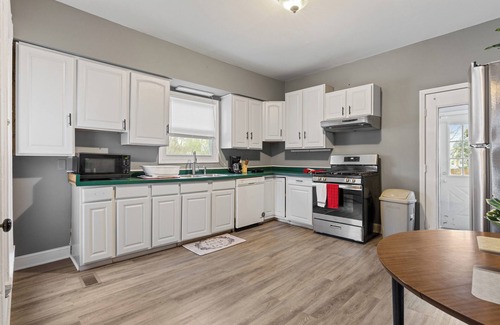 Aurora House | Charming 4-bedroom house with AC, WiFi in marvelous Aurora