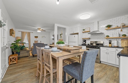 Buford House | Charming 4-bedroom house 5 min from the Mall of Georgia and Movie Theater