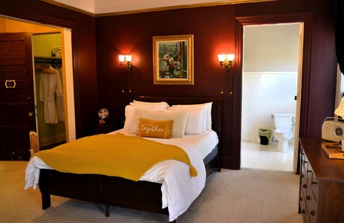 Downtown Toledo Bed & Breakfast | Charming 4-Bedroom Inn with Modern Comforts in Toledo