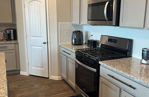 Kyle House | Charming 4-bedroom semi-furnished house in quiet Col-de-sac