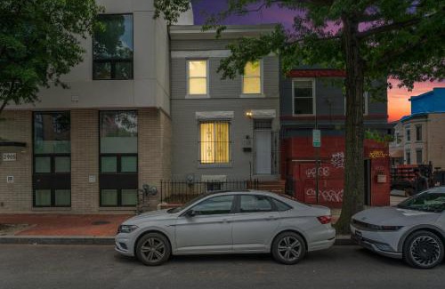 Park View House | Charming 4-bedroom townhome in fabulous Washington with AC, WiFi