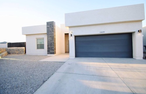 Biggs Field House | Charming 4-bedroom in lovely Horizon City