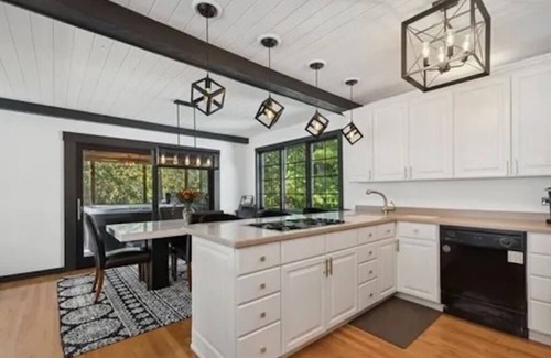 Green Oaks House | Charming 4-bedroom home close to downtown Libertyville & the Navy Base!