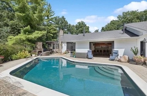 Green Oaks House | Charming 4-bedroom home close to downtown Libertyville & the Navy Base!