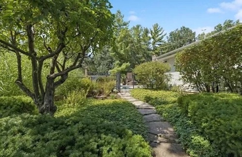 Green Oaks House | Charming 4-bedroom home close to downtown Libertyville & the Navy Base!