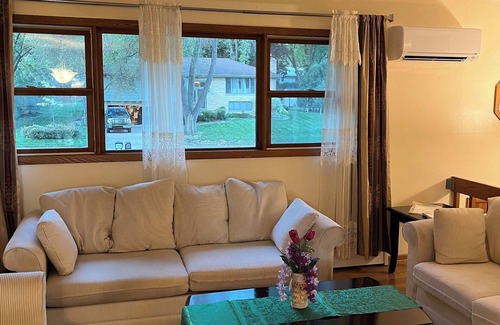 Golden Valley House | Charming 4-bedroom house with WiFi and AC in fabulous Minneapolis