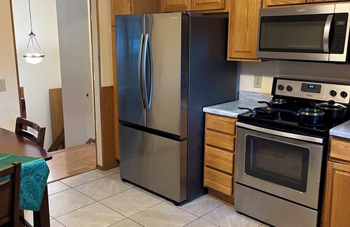 Golden Valley House | Charming 4-bedroom house with WiFi and AC in gorgeous Minneapolis