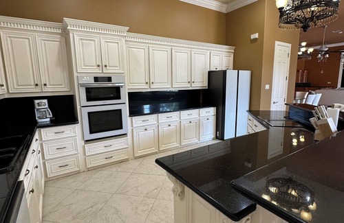 Palmhurst Villa | Charming 4-bedroom villa with AC, fitness room, WiFi in lovely Palmhurst
