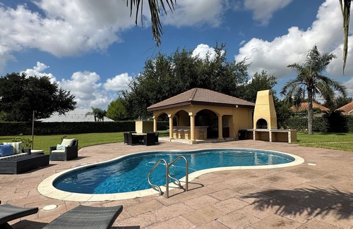 Palmhurst Villa | Charming 4-bedroom villa with AC, fitness room, WiFi in lovely Palmhurst