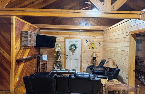 Pine Ridge Cabin | Charming 4-bedroom with Mtn. Views, WIFI, & Cold Plunge Tub in Pine Ridge, Ky
