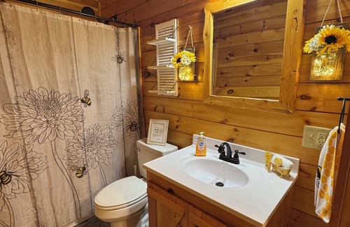 Pine Ridge Cabin | Charming 4-bedroom with Mtn. Views, WIFI, & Cold Plunge Tub in Pine Ridge, Ky