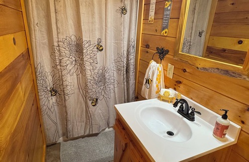 Pine Ridge Cabin | Charming 4-bedroom with Mtn. Views, WIFI, & Cold Plunge Tub in Pine Ridge, Ky