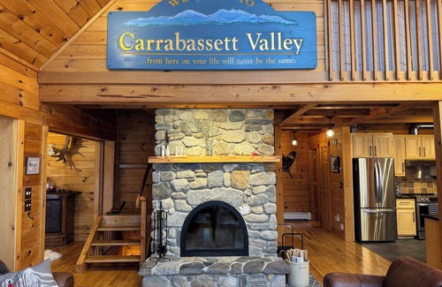Carrabassett Valley Ski Chalet | Charming 4-bedroom mountainside chalet on Sugarloaf golf course